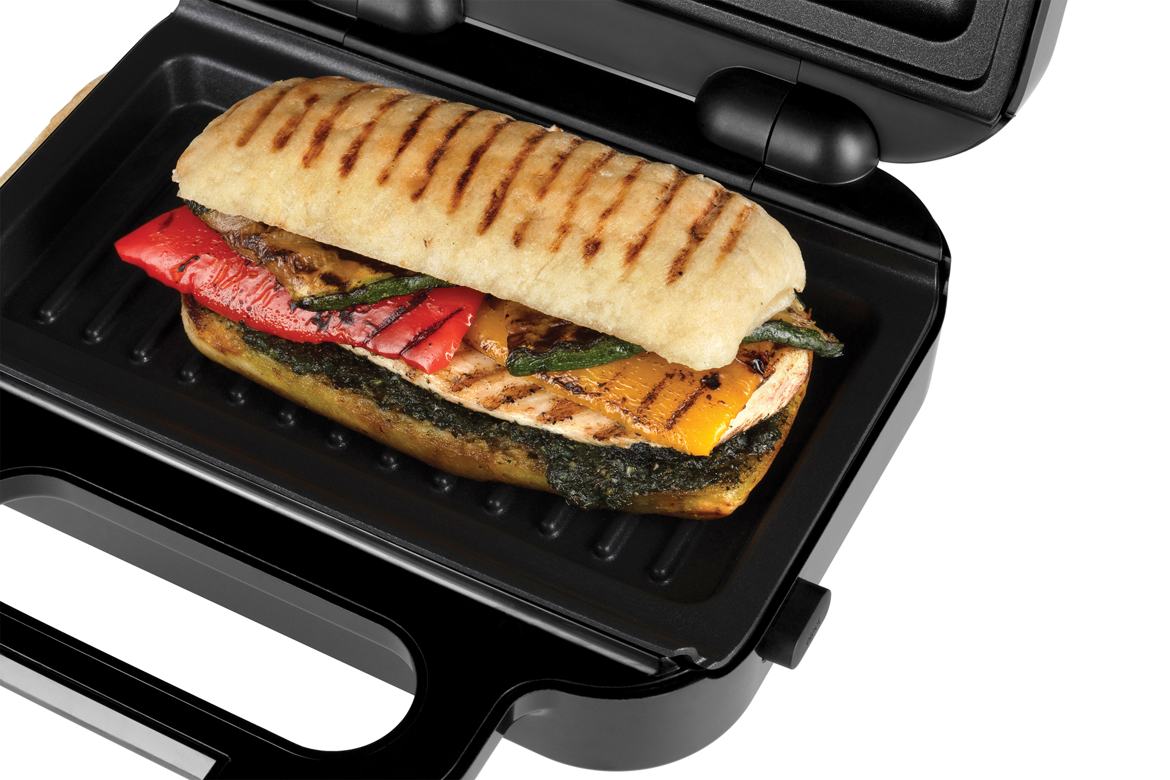 Egy panini szendvics grillen, zöldségekkel.
