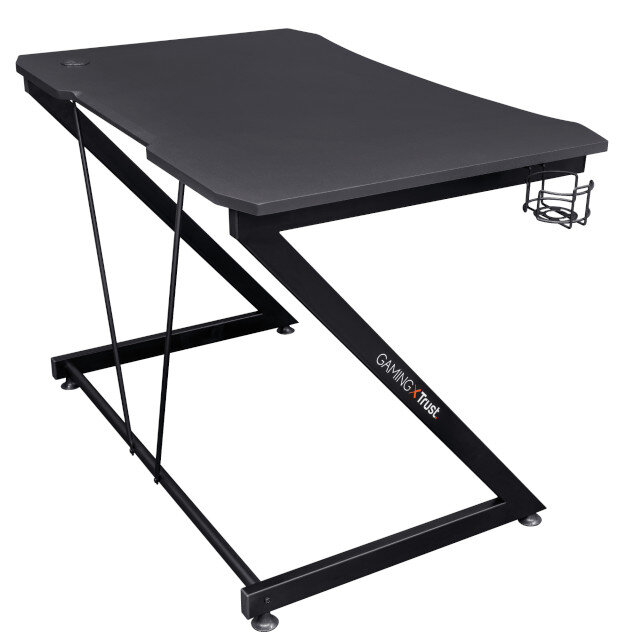 Czarny stół do gier z nogami w kształcie litery Z. Posiada uchwyt na kubek i nazwę marki.