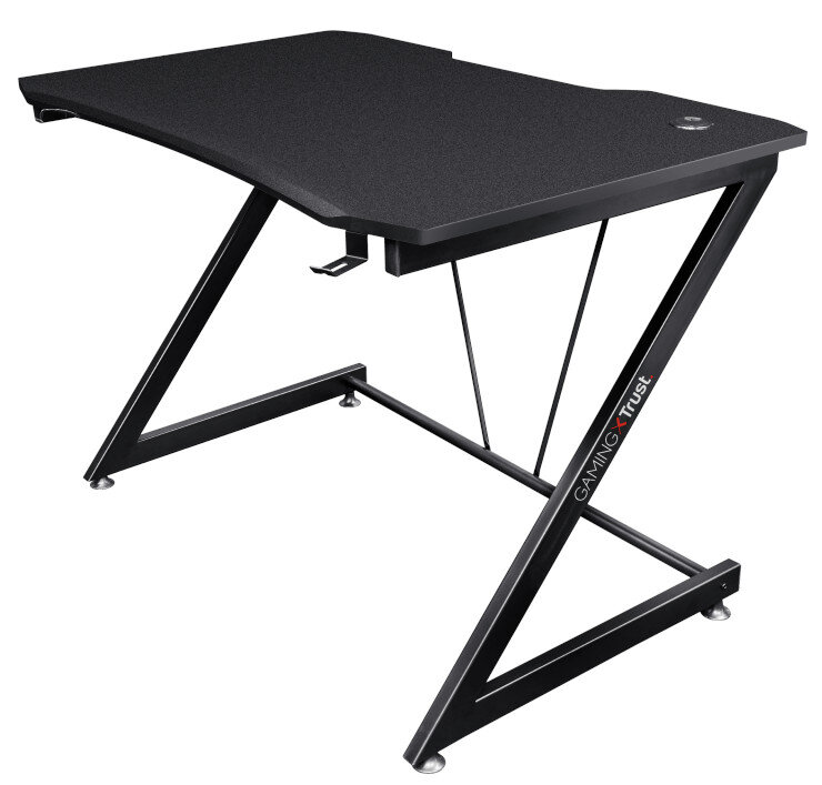 Czarny stół gamingowy ze skośnym blatem. Nogi z metalu w zygzaki. Białe tło.