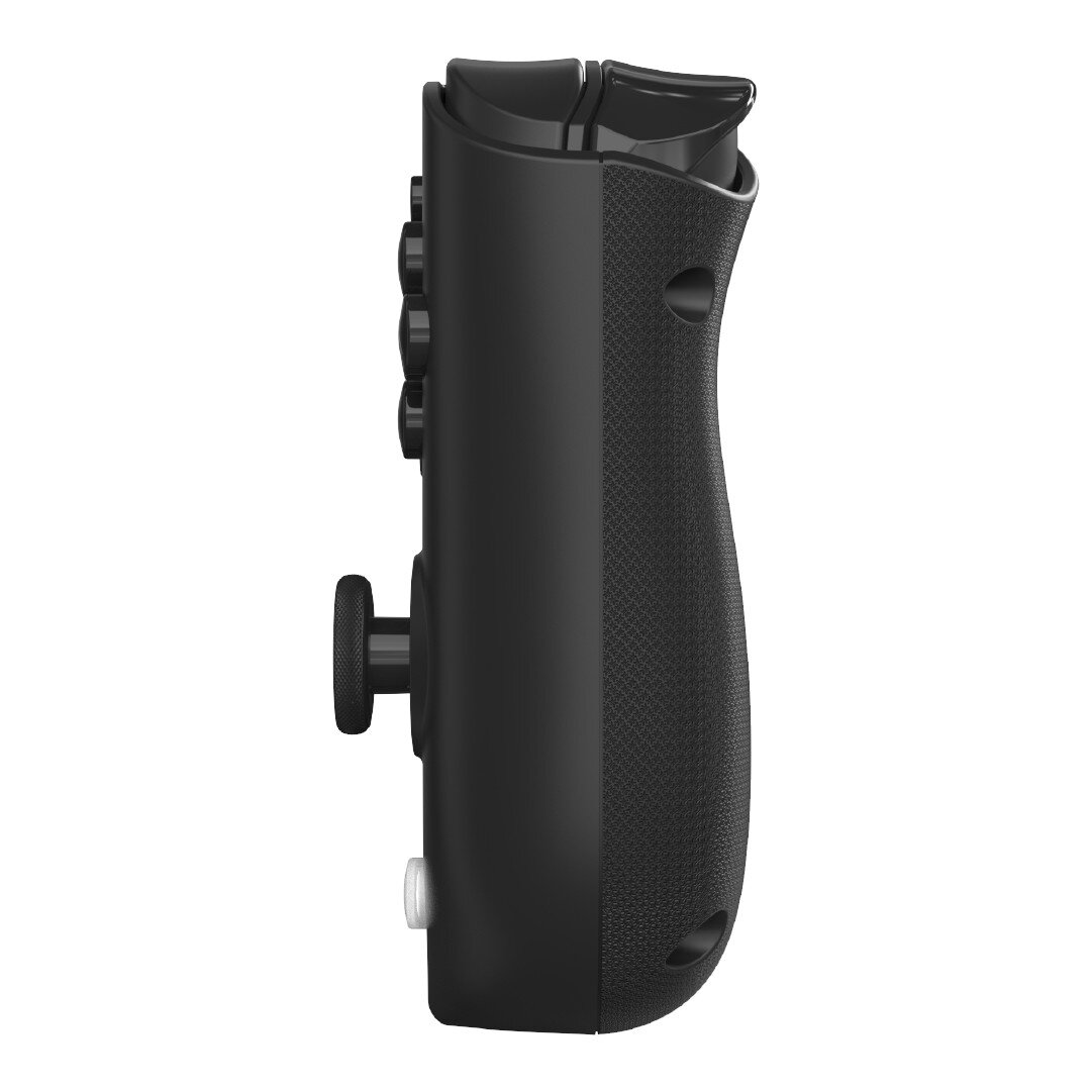 Widok z boku czarnego kontrolera do gier z przyciskami, joystickiem i teksturowanym uchwytem.