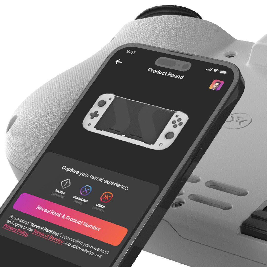 Smartfon wyświetla zdjęcie produktu, z kontrolerem w tle. Uchwyć swoje doświadczenie.
