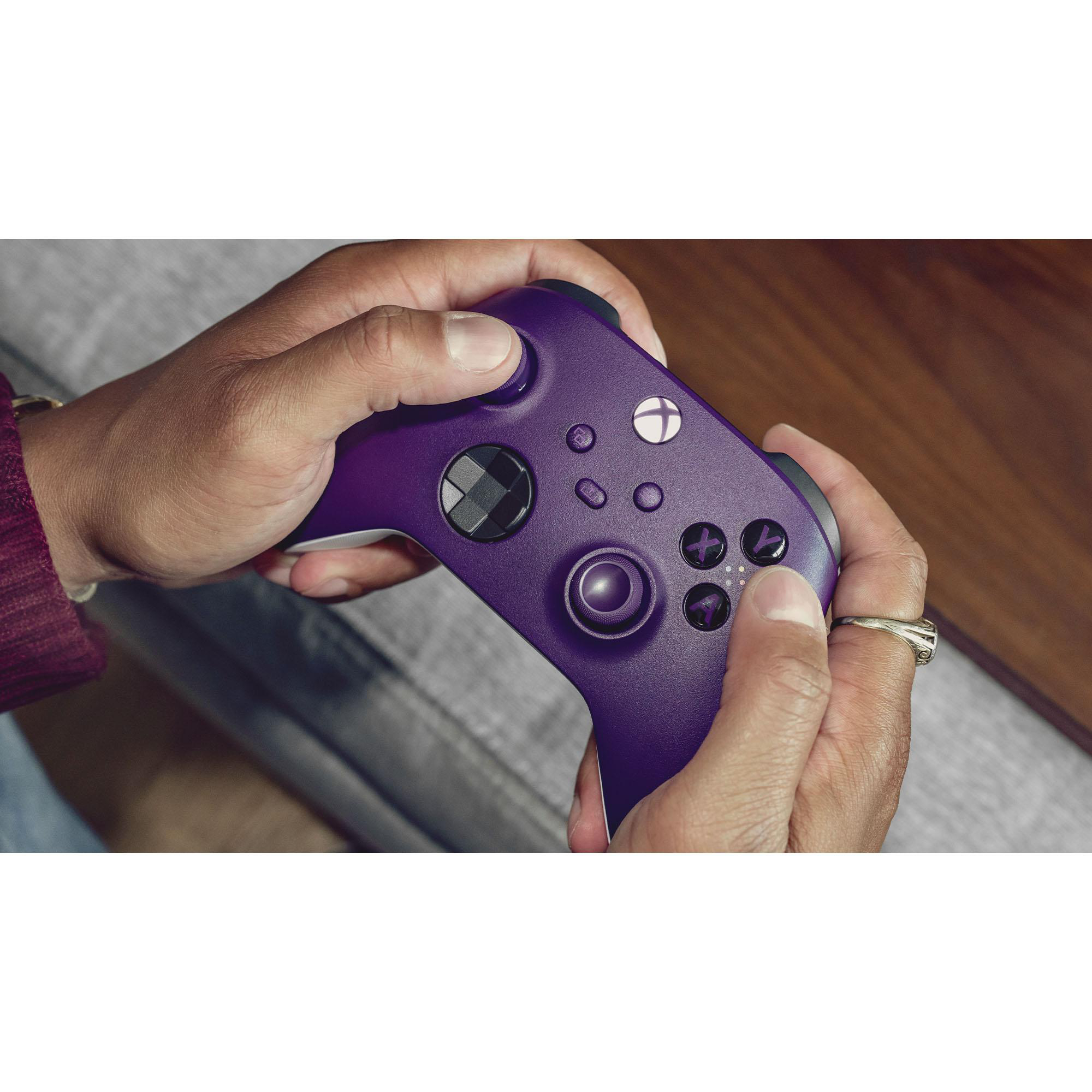 Hände halten einen lila Xbox-Controller mit Knöpfen und weißem Xbox-Logo.
