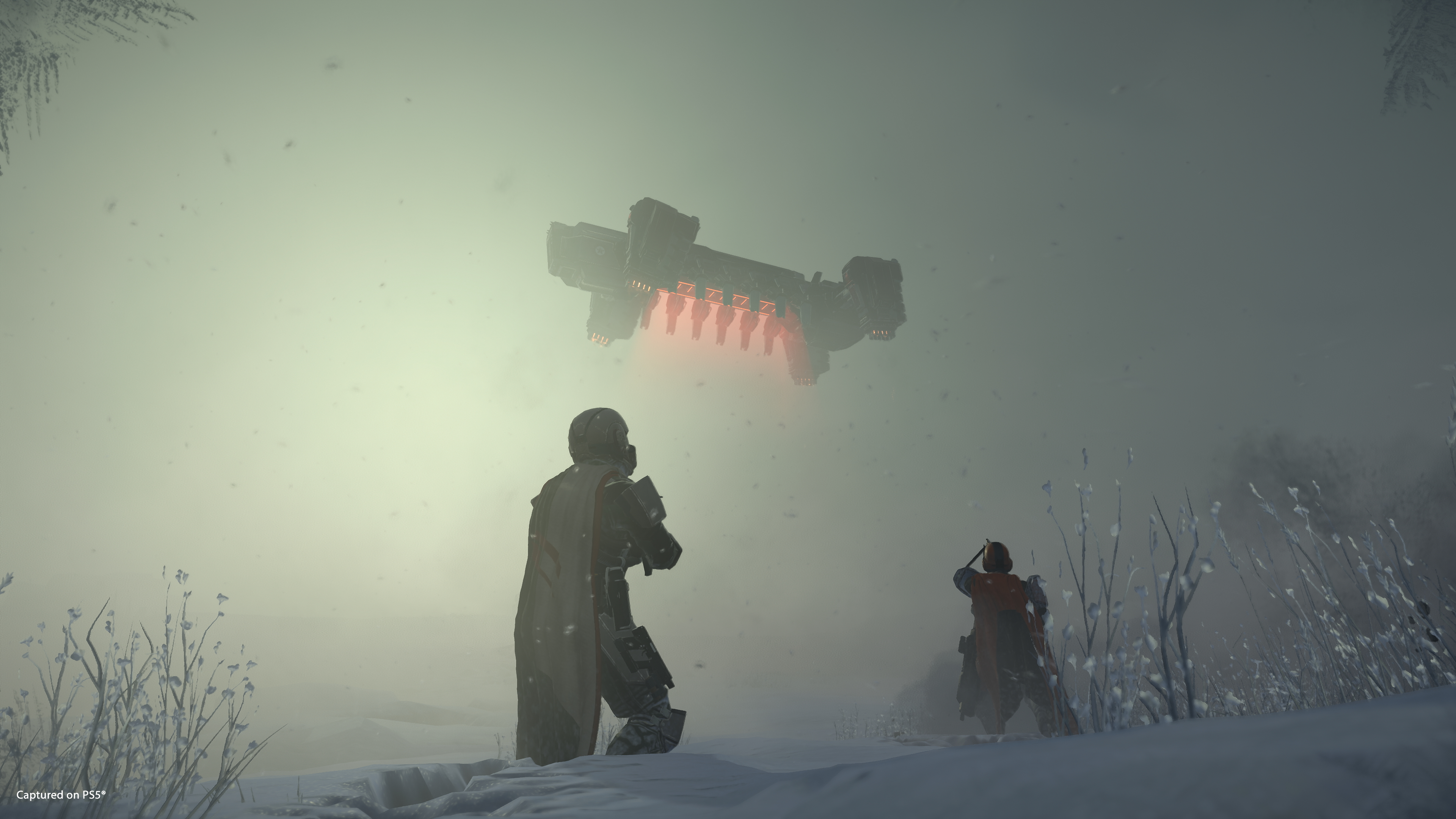 Zwei Personen in einer verschneiten Landschaft, mit einem fliegenden Objekt am Himmel.