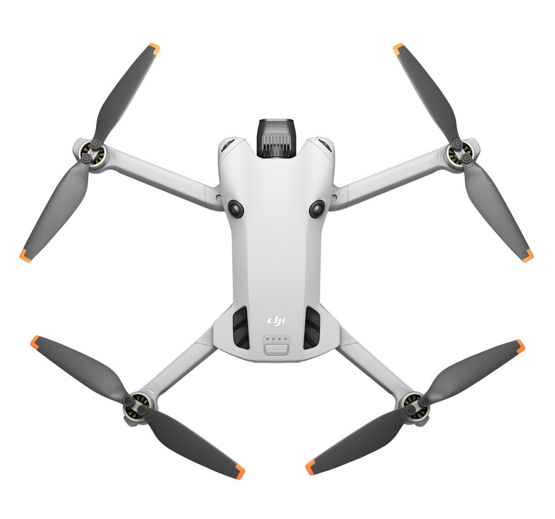 Biały dron, widok z góry. Cztery szare śmigła z pomarańczowymi końcówkami. Biały korpus z logo DJI.