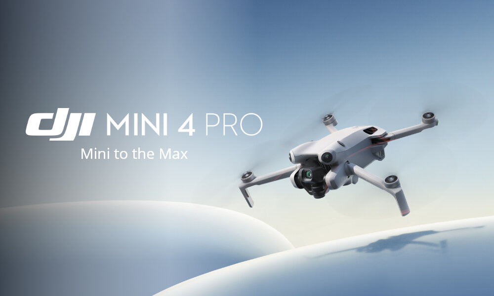 Biały dron DJI Mini 4 Pro z niebieskim tłem nieba.