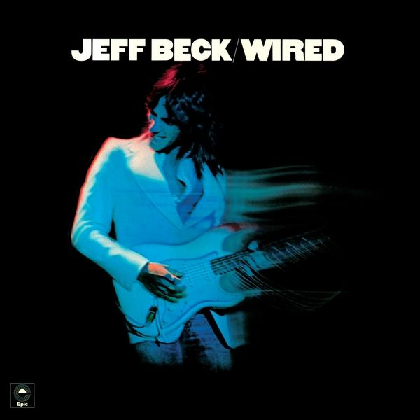 Jeff Beck 'Wired' című albumának borítója, melyen a zenész világoskék gitáron játszik.