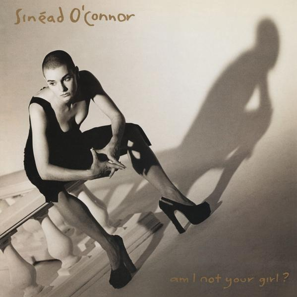 Album borító: Sinead O'Connor, ül, árnyékkal, szöveg: 'am I not your girl?'