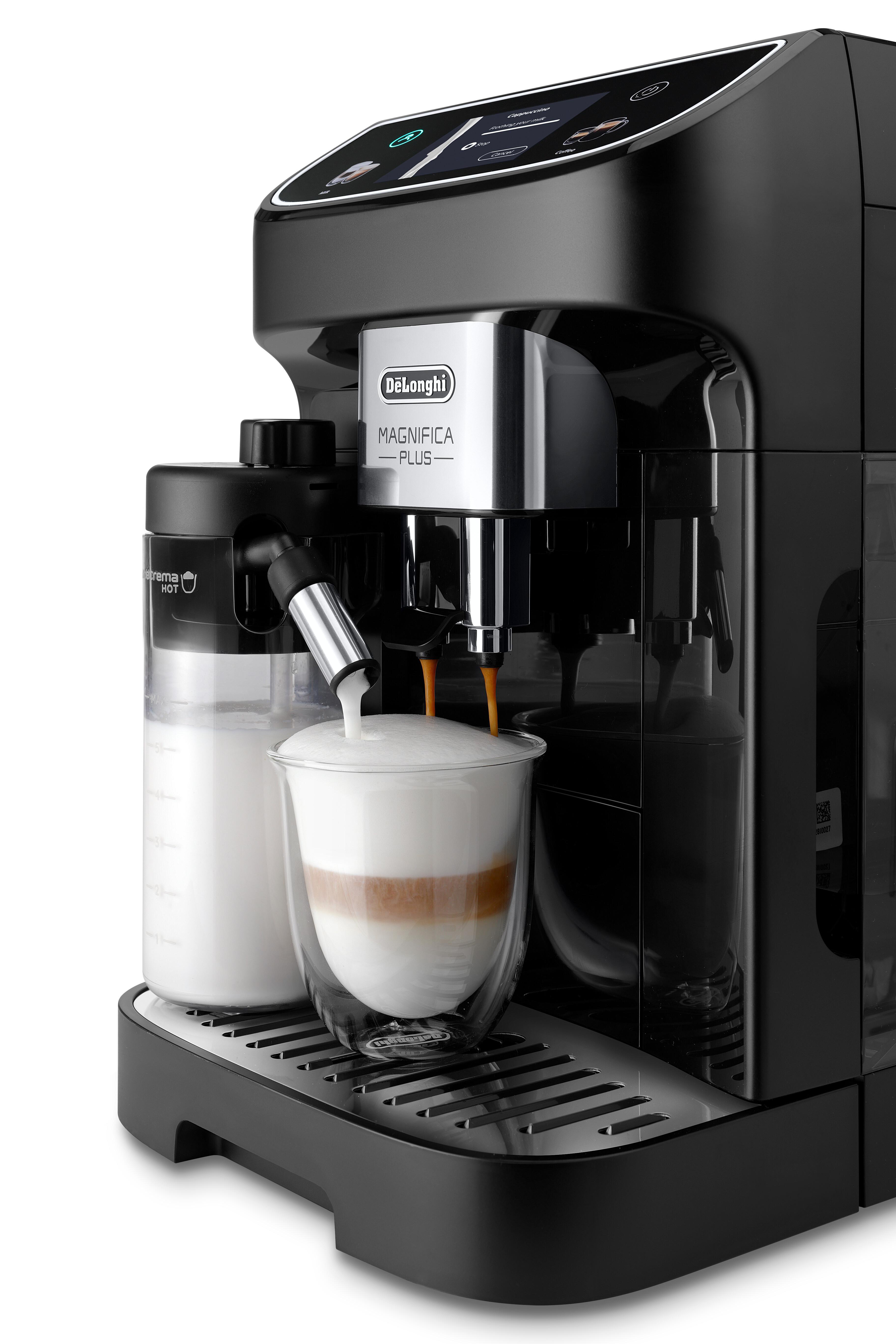 Schwarze De'Longhi Kaffeemaschine, die Latte in ein Glas macht. Milchbehälter an der Seite.
