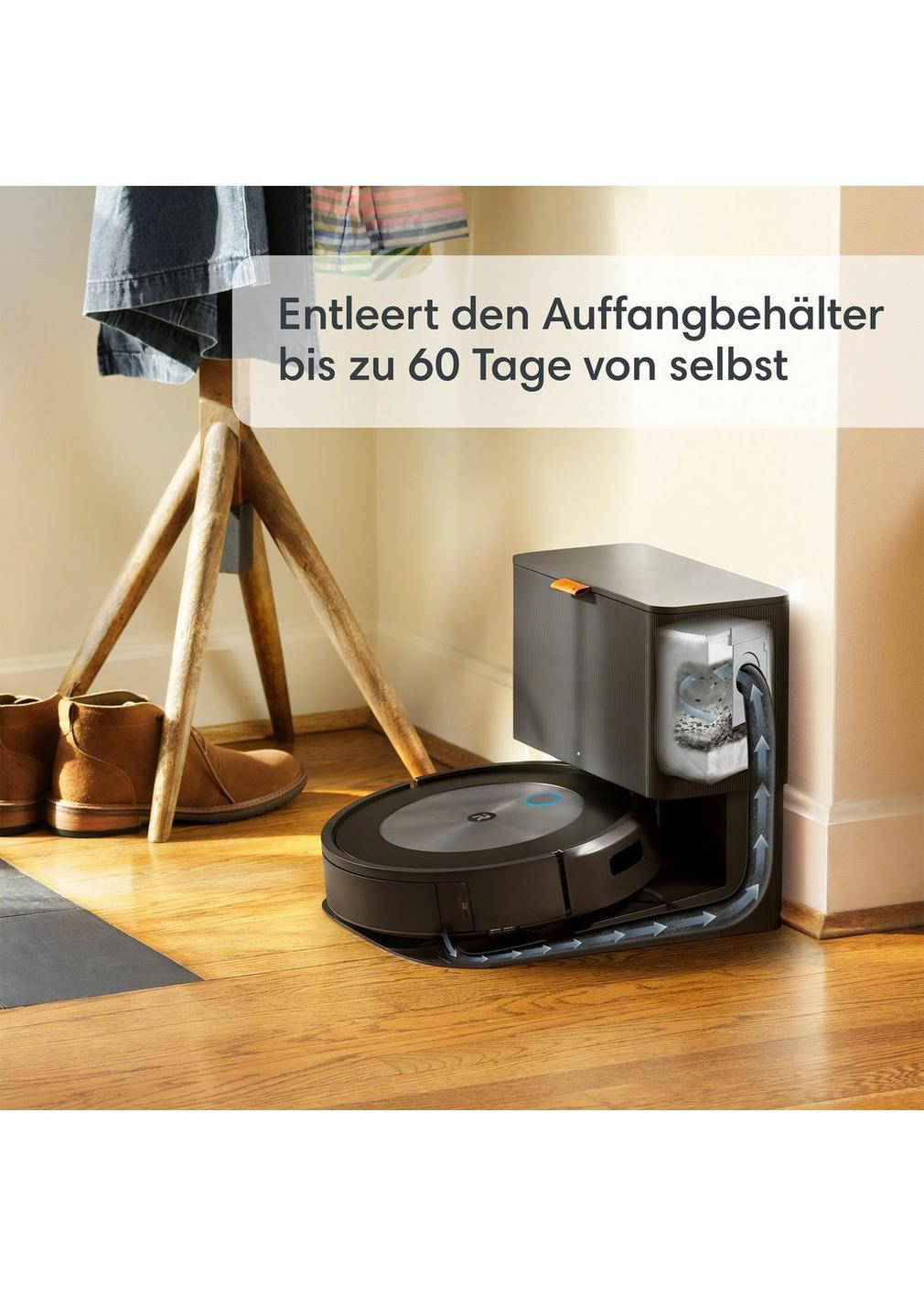 Roboterstaubsauger mit Ladestation, in der Nähe einer hölzernen Garderobe.
