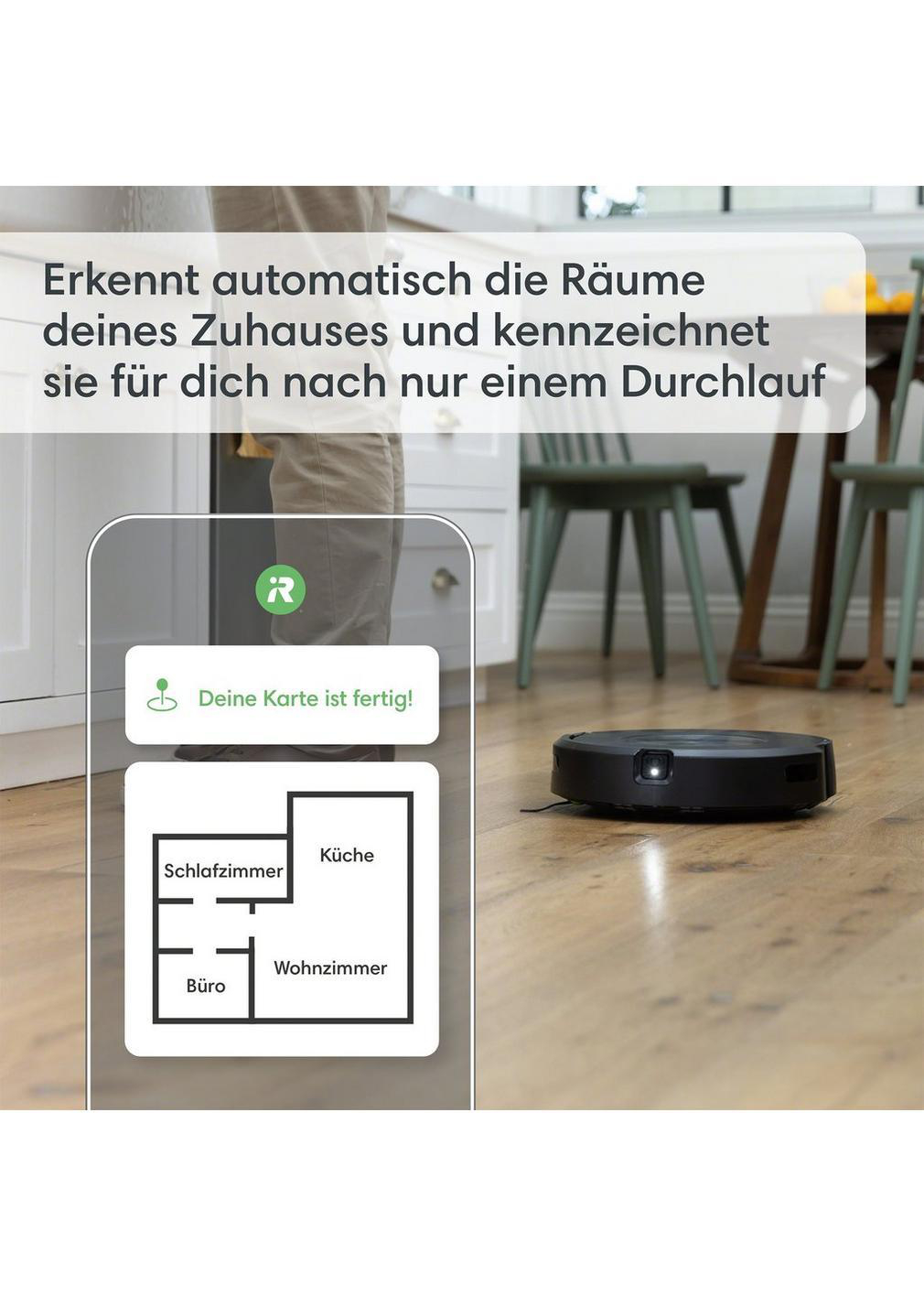 Ein schwarzer Roboter-Staubsauger auf einem Holzboden, mit einer Hauskarte auf dem Bildschirm.