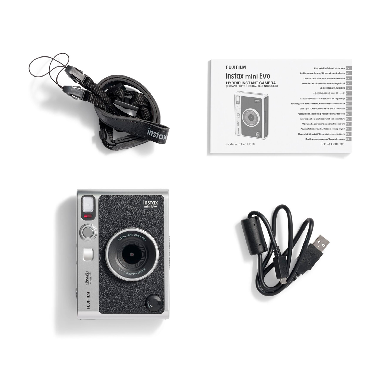 Kit fotocamera Instax Mini Evo: fotocamera, cinturino, manuale e cavo caricatore su superficie bianca.