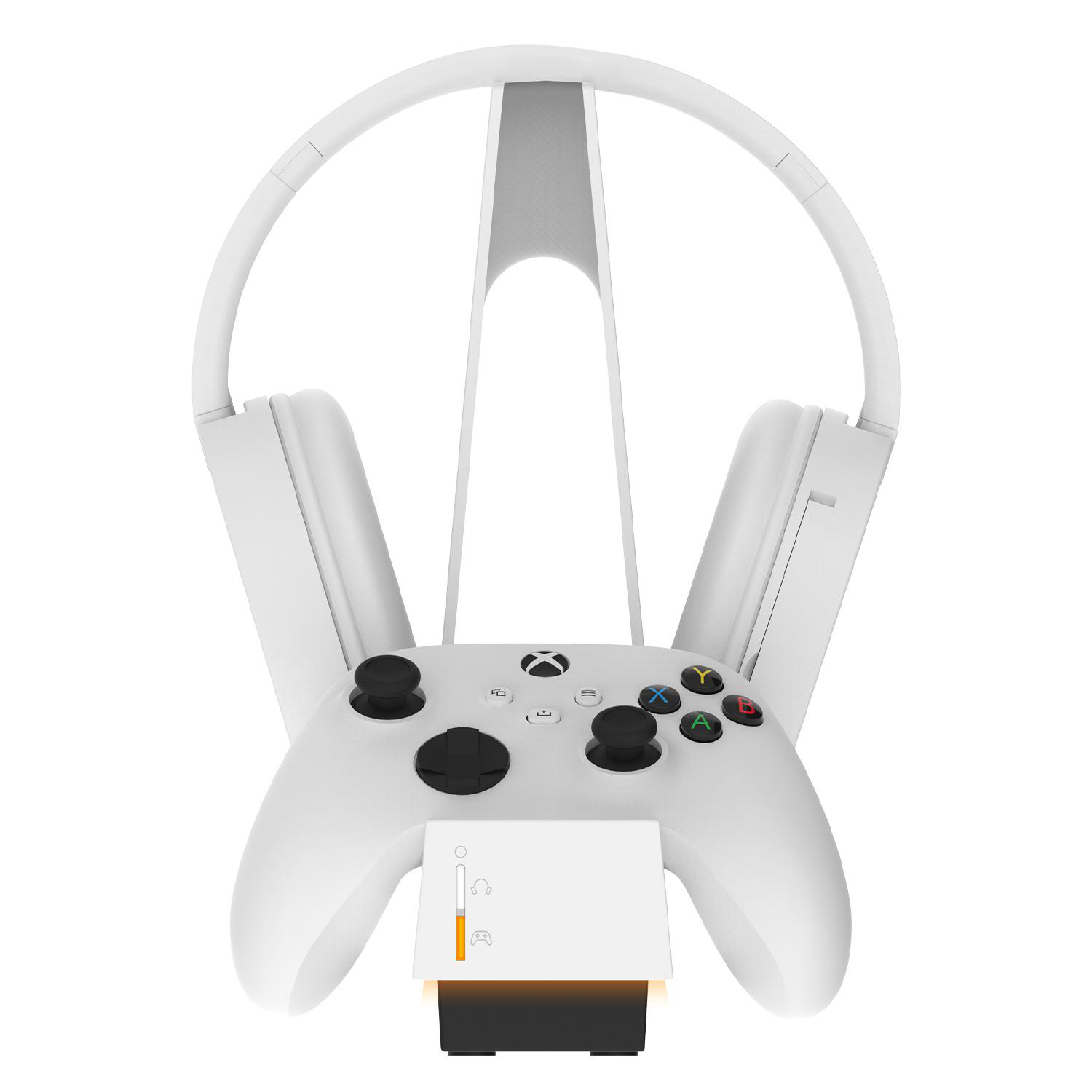 Weißes Headset und Controller auf weißem Ständer. Xbox-Logo auf dem Controller.