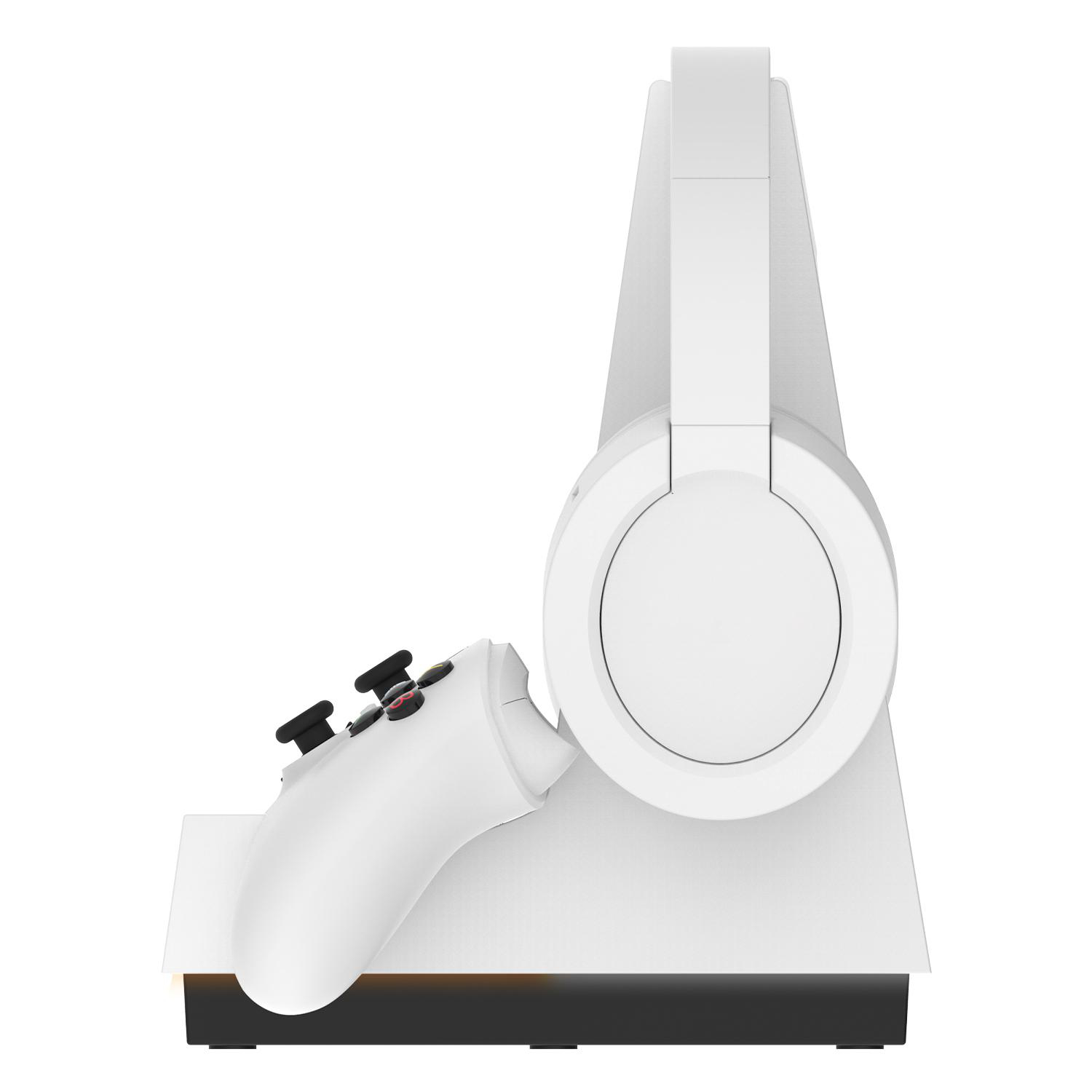 Weißes Gaming-Headset und Controller, die auf einer weißen Basis ruhen, vor weißem Hintergrund.