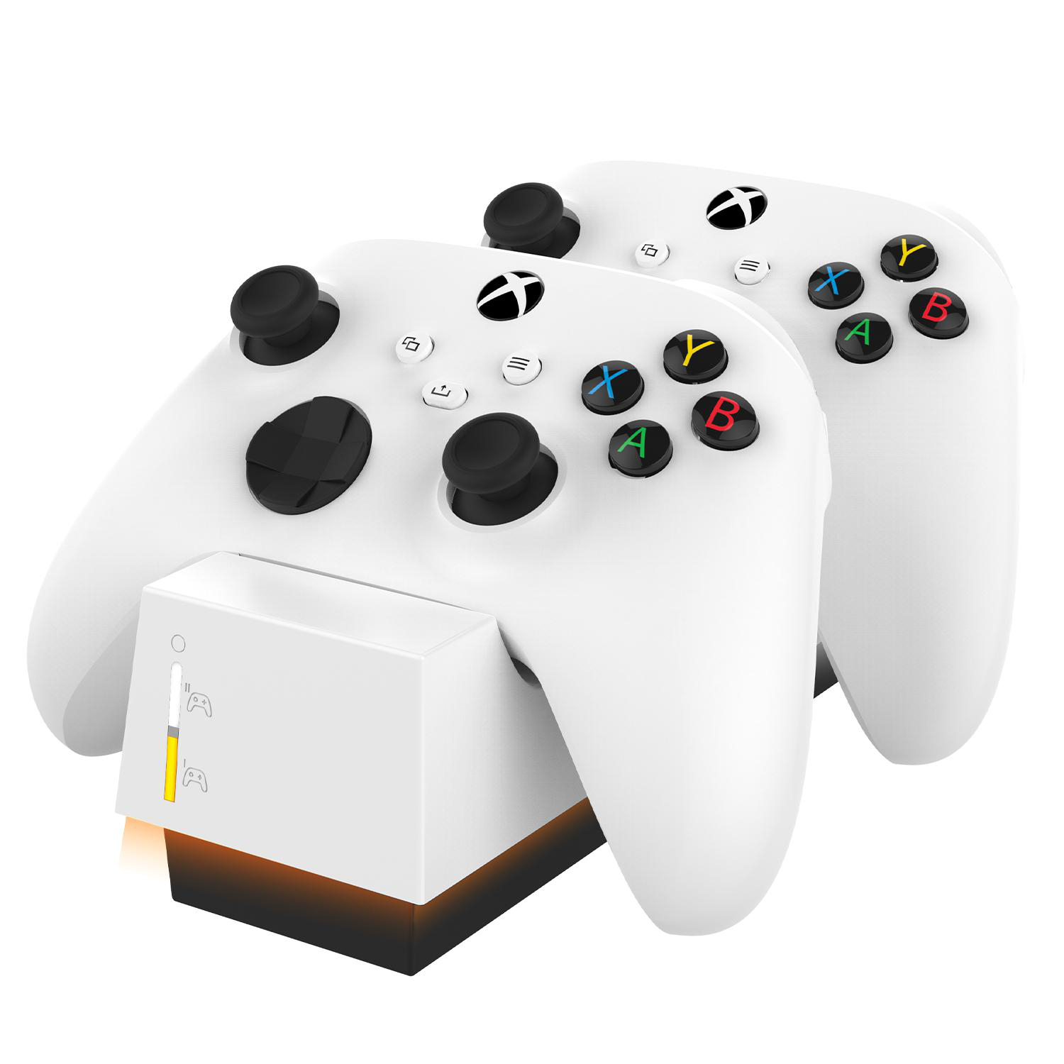 Zwei weiße Xbox-Controller auf einer Ladestation mit beleuchteter Ladeanzeige.
