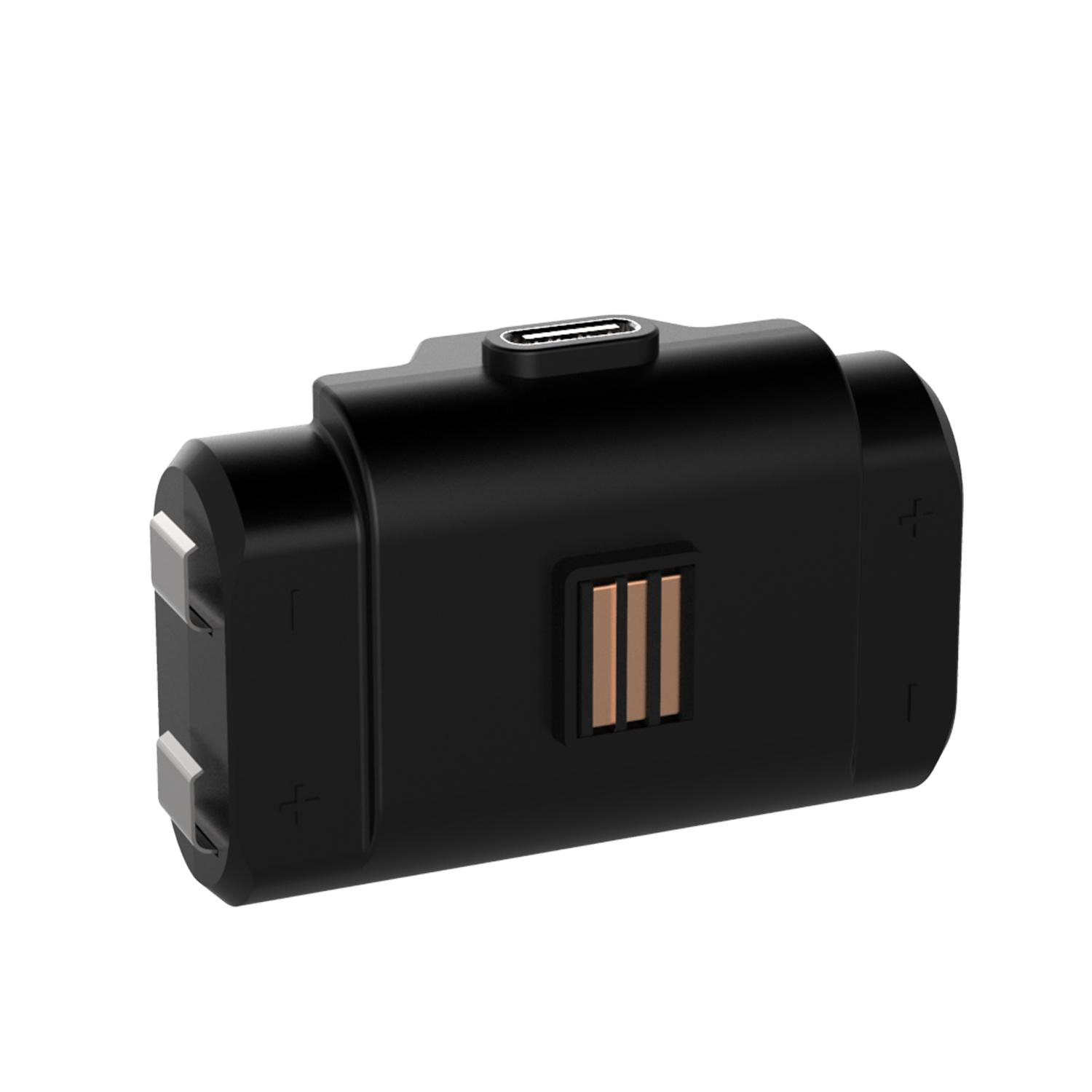 Schwarzes Xbox-Batterieladegerät. Es hat einen USB-C-Anschluss und Ladekontakte.