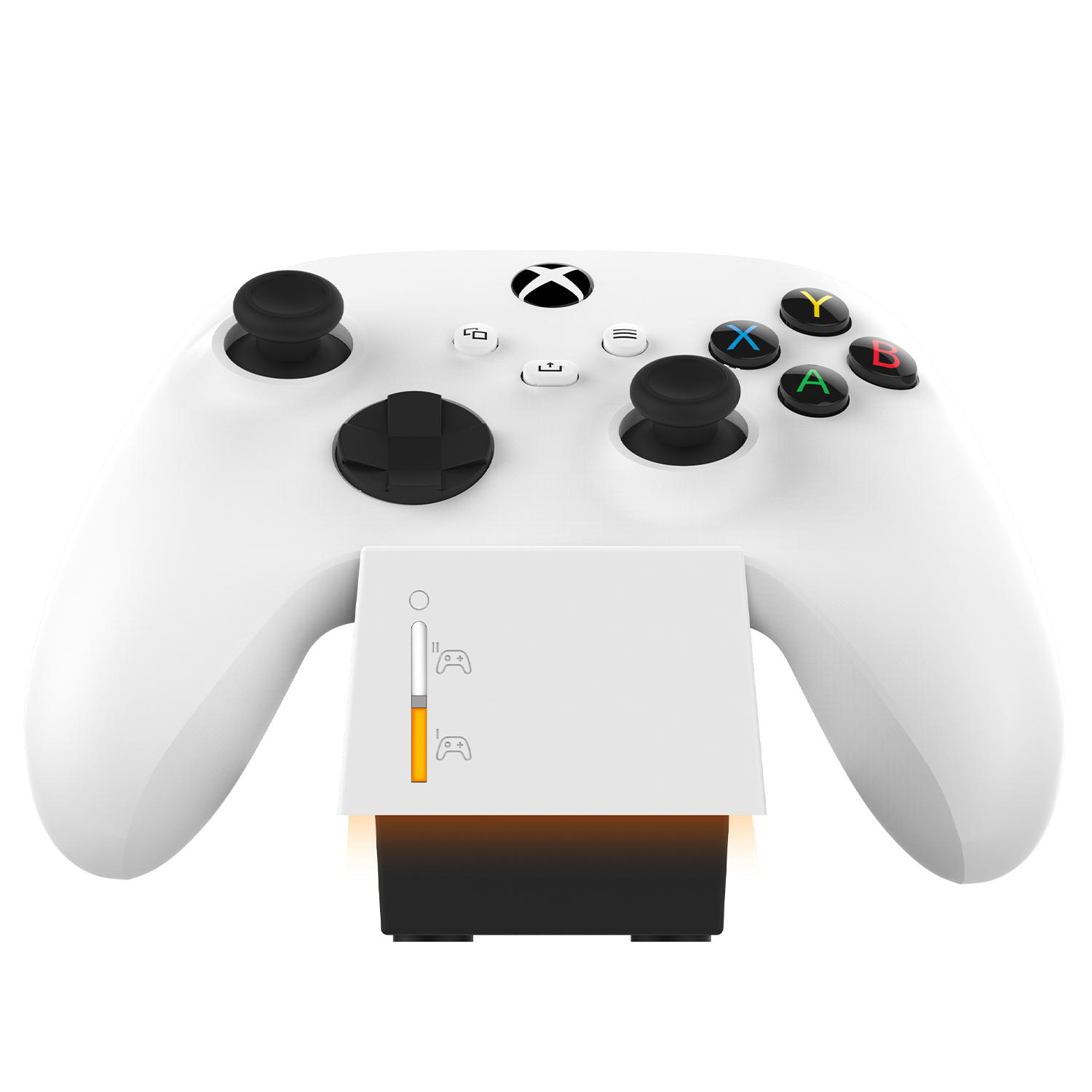 Ein weißer Xbox-Controller mit schwarzen Joysticks und bunten Knöpfen. Ein Ladeständer ist angebracht.