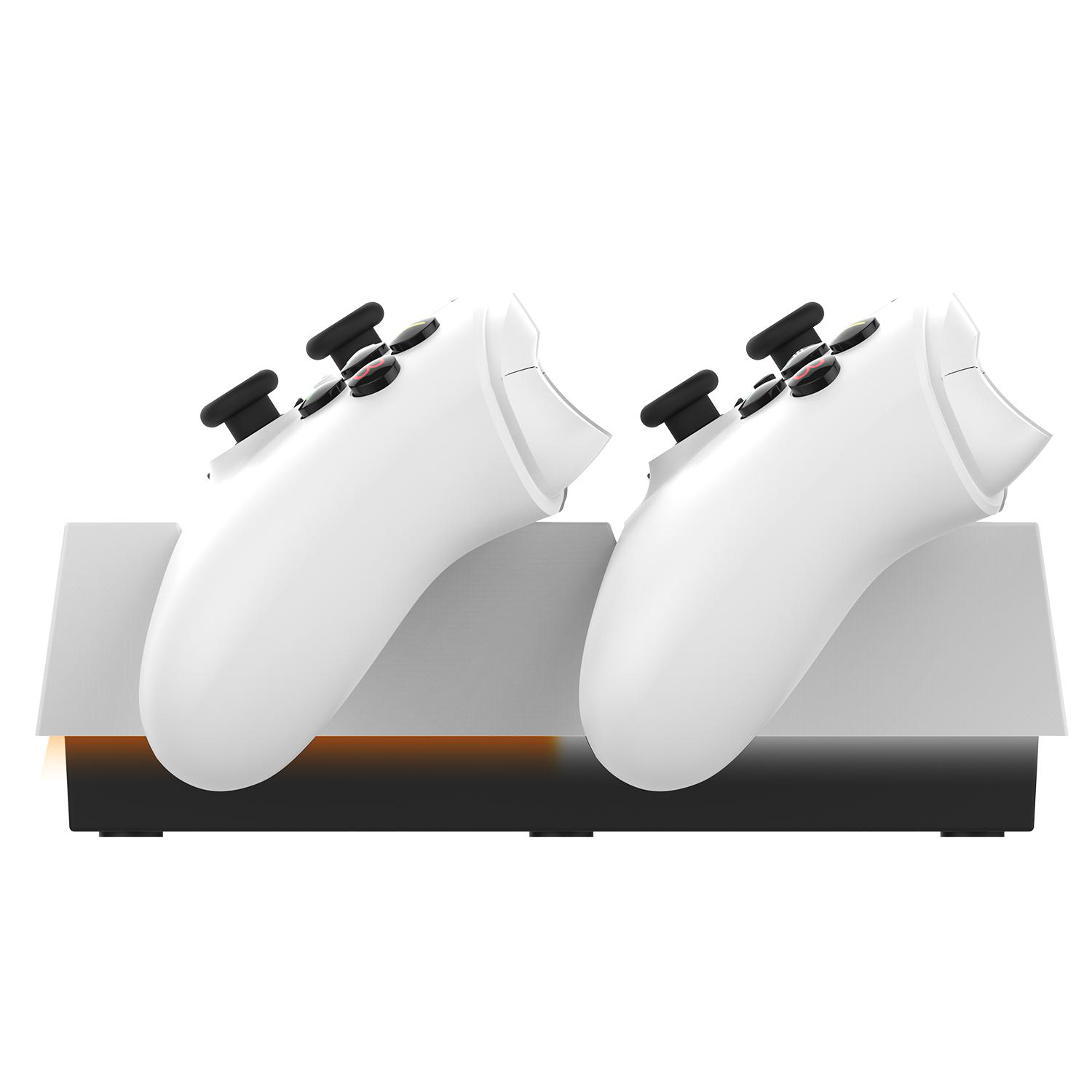 Zwei weiße Gamecontroller auf einer Ladestation. Die Station ist weiß mit einer orangefarbenen Leuchtlinie unten.