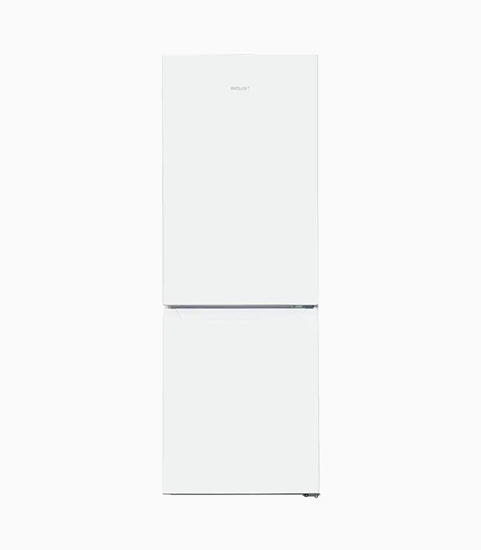Ein weißer Kühlschrank mit Gefrierfach unten. Der Kühlschrank ist vor weißem Hintergrund.