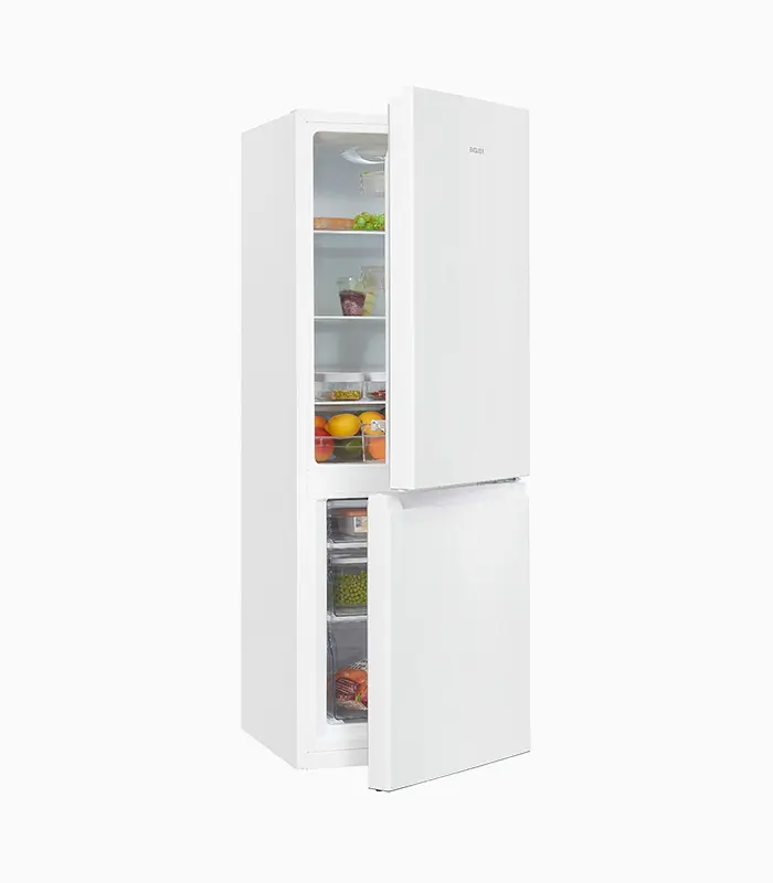 Weißer Kühlschrank mit teilweise geöffneten Türen, Regale mit Lebensmitteln sichtbar.
