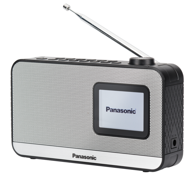 Ezüst és fekete Panasonic rádió, kis kijelzővel és antennával.