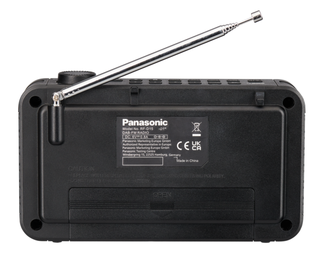 Egy fekete Panasonic rádió hátulja, a modellel, portokkal és antennával.
