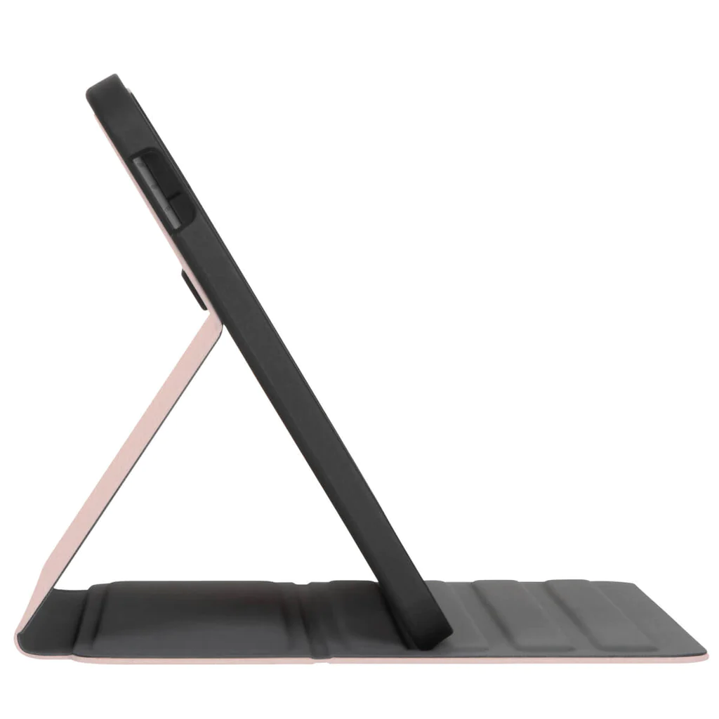 Pembe kılıf ve siyah çerçeveli tablet, bir yüzey üzerinde açılı duruyor. Yan görünüm.
