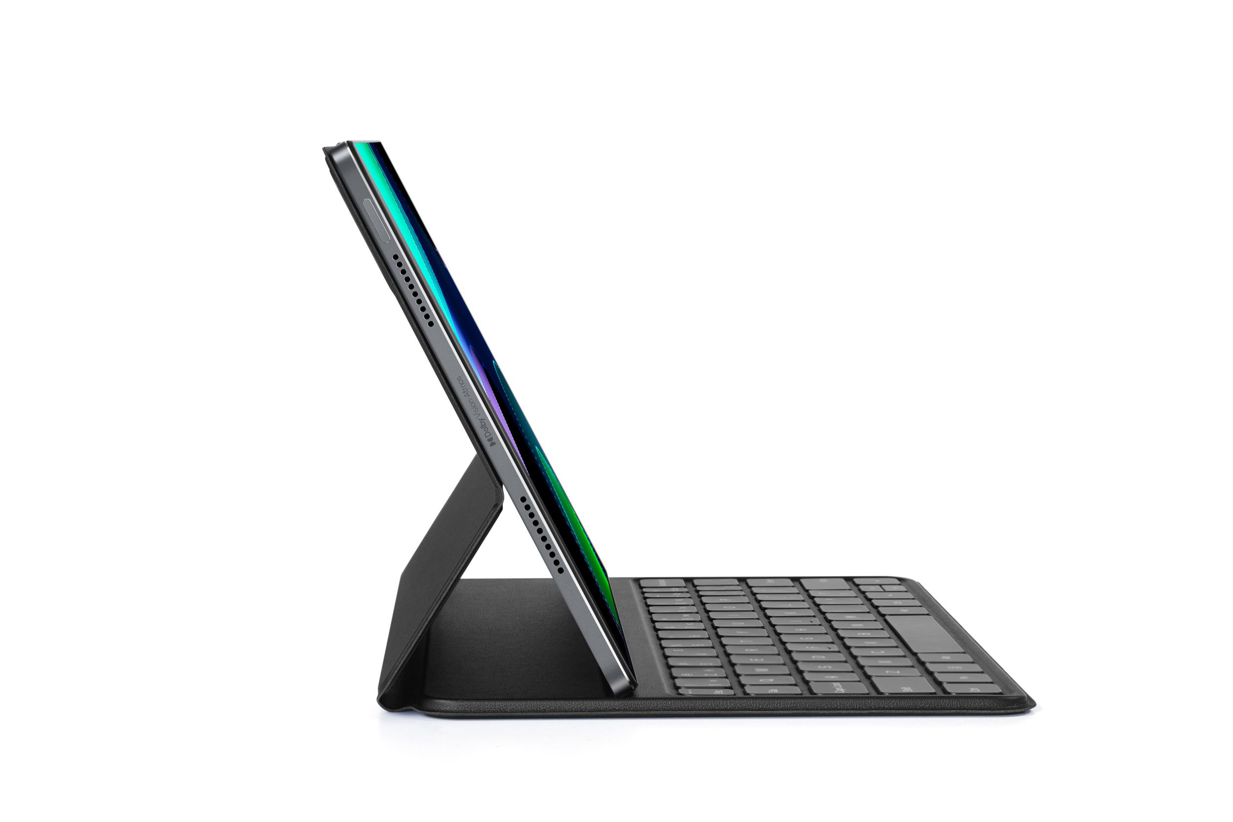 Tablet mit Tastaturhülle, Seitenansicht, offen. Der Bildschirm ist an, vor Weiß.