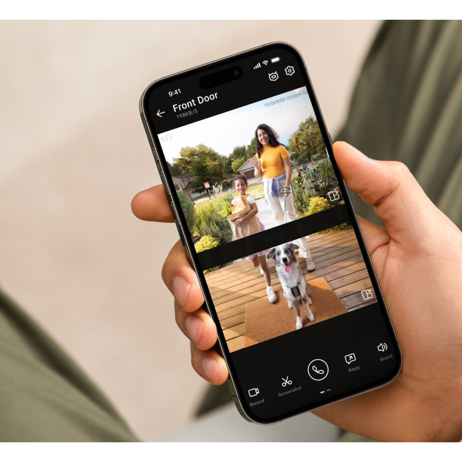 Hand die een smartphone vasthoudt met live video van een camera.