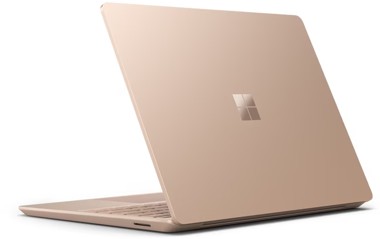 Ein roségoldenes Laptop befindet sich auf einer weißen Oberfläche.