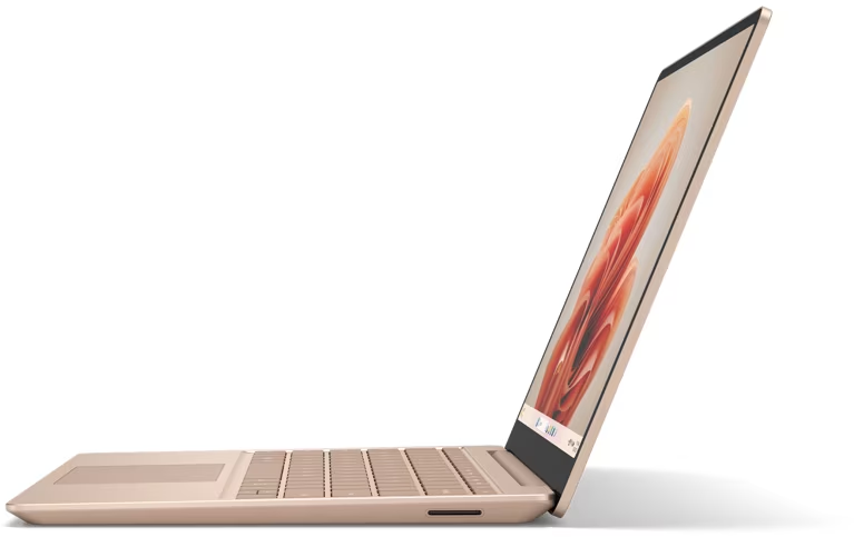 Laptop-Seitenansicht, goldfarben, offen, mit Bildschirm.