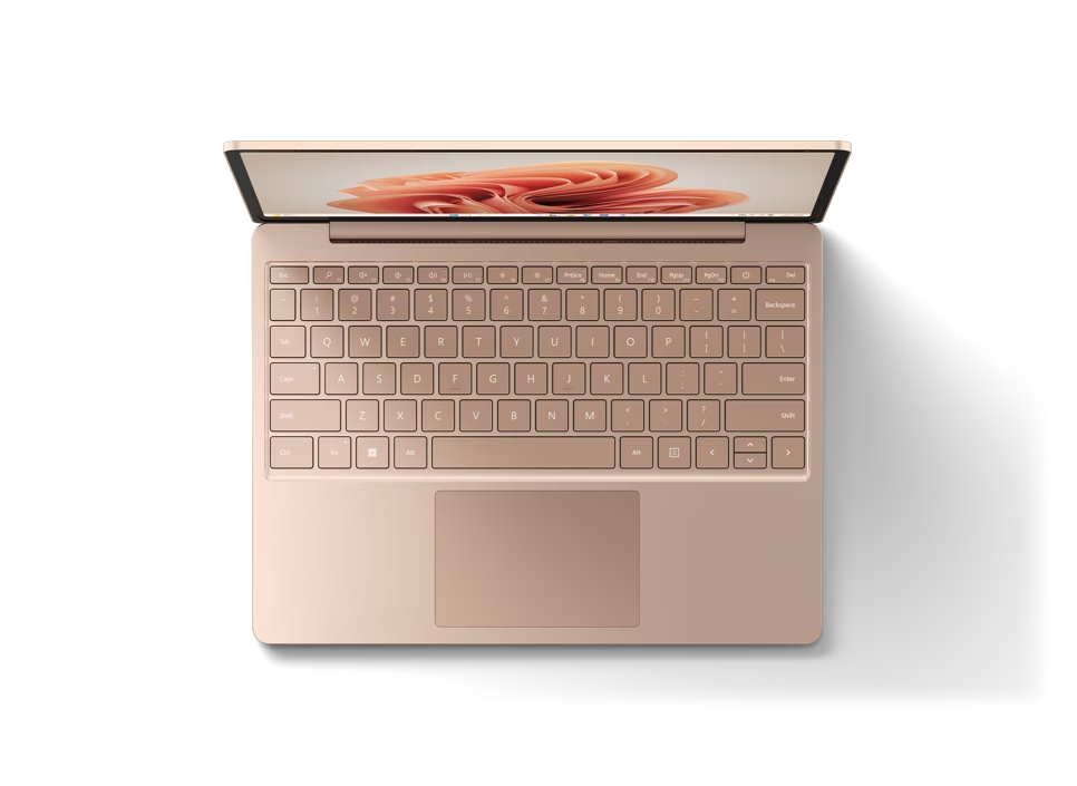 Laptop, Draufsicht, goldfarben, offen, Tastatur sichtbar.