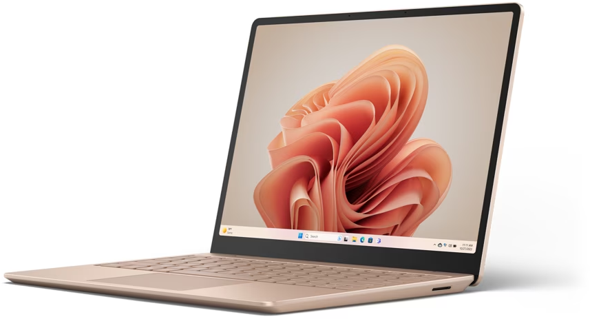 Ein roségoldenes Laptop ist geöffnet und zeigt einen pink-orangenen abstrakten Hintergrund auf seinem Bildschirm.