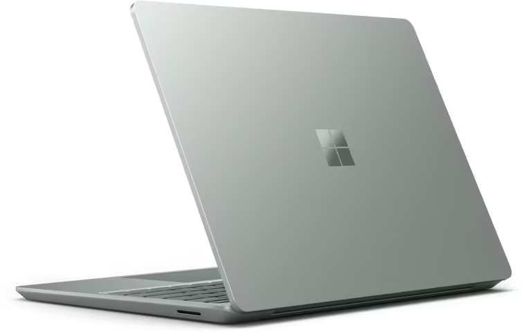 Ein silberner Laptop mit Microsoft-Logo auf der Rückseite ist abgewinkelt.