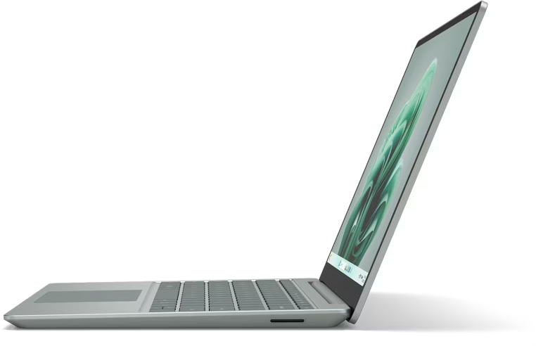 Ein silberner Laptop von der Seite. Der Bildschirm ist geöffnet und zeigt ein grün-weißes Bild.