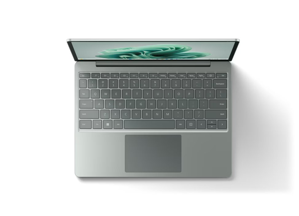 Draufsicht auf einen Laptop, geöffnet, mit grauer Tastatur und Trackpad, weißer Hintergrund.
