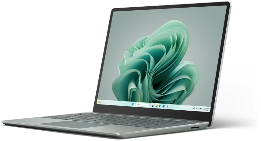 Ein silberner Laptop, der geöffnet ist und ein grünes abstraktes Design auf dem Bildschirm anzeigt. Weißer Hintergrund.