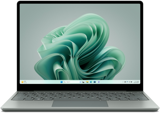 Silberner Laptop geöffnet, mit grünem, abstrakten Design. Tastatur sichtbar. Der Bildschirm zeigt die Uhrzeit.