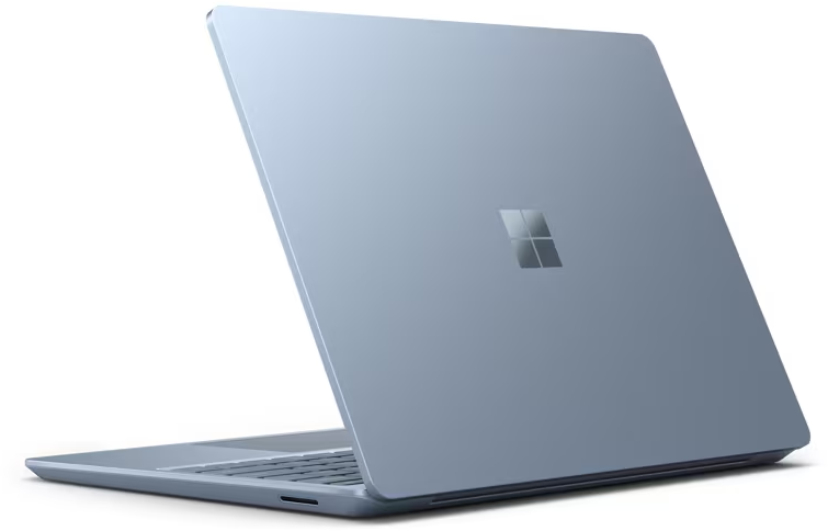 Ein blauer Laptop mit einem Microsoft-Logo auf der Rückseite, leicht geöffnet, vor weißem Hintergrund.