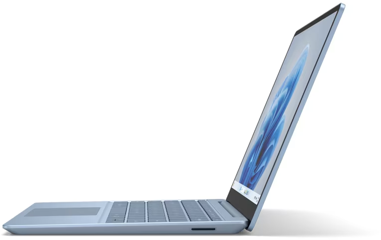 Blauer Laptop auf weißem Hintergrund, Seitenansicht, Bildschirm zeigt blaues abstraktes Design.
