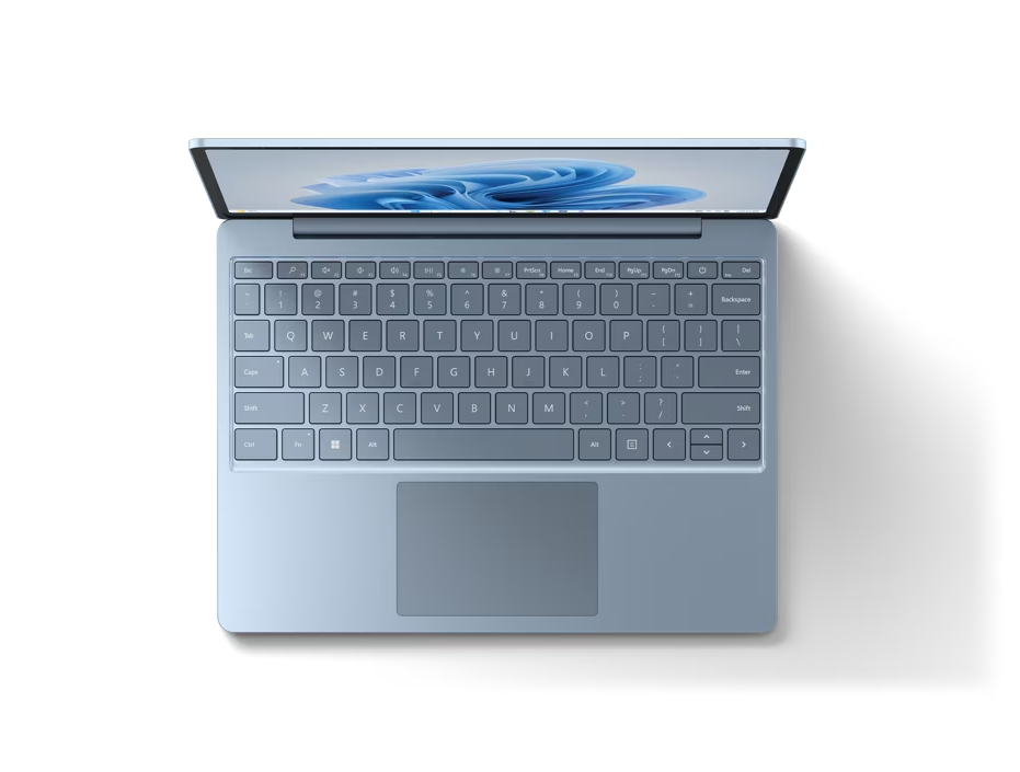 Ein hellblauer Laptop auf einer weißen Oberfläche, von oben betrachtet.