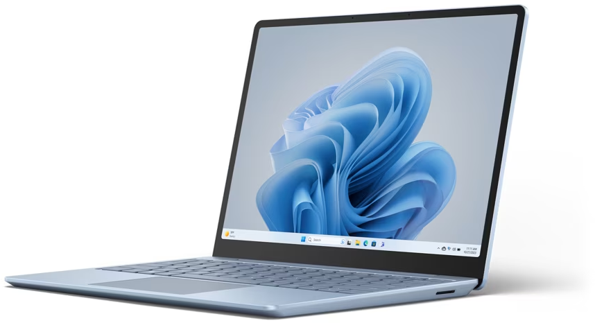 Ein hellblauer Laptop, geöffnet und angewinkelt, mit einem blau-weißen, abstrakten Hintergrundbild.