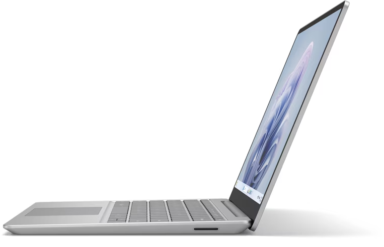 Ein silberner Laptop, der auf einer weißen Oberfläche geöffnet ist und einen Bildschirm zeigt.