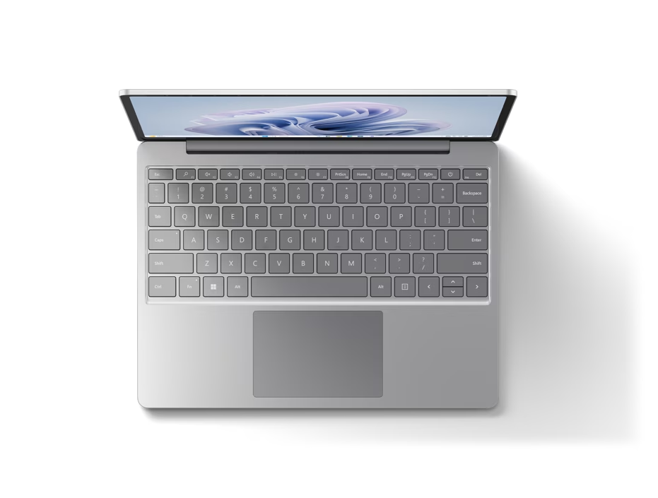 Laptop, Draufsicht, silberfarben, offen, Tastatur sichtbar.