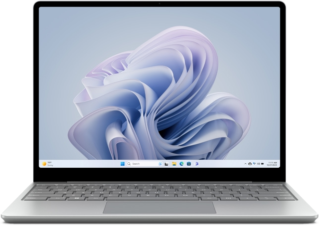 Silberner Laptop mit buntem, abstraktem Hintergrundbild. Der Bildschirm zeigt die Windows 11 Oberfläche.