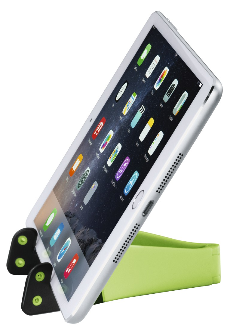 Tablet zöld állványon, szögből, alkalmazás ikonokkal a képernyőn, fehér háttér.