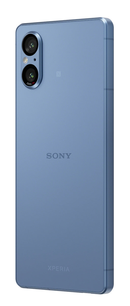Niebieski telefon Sony Xperia. Ma podwójny aparat i srebrną ramkę.