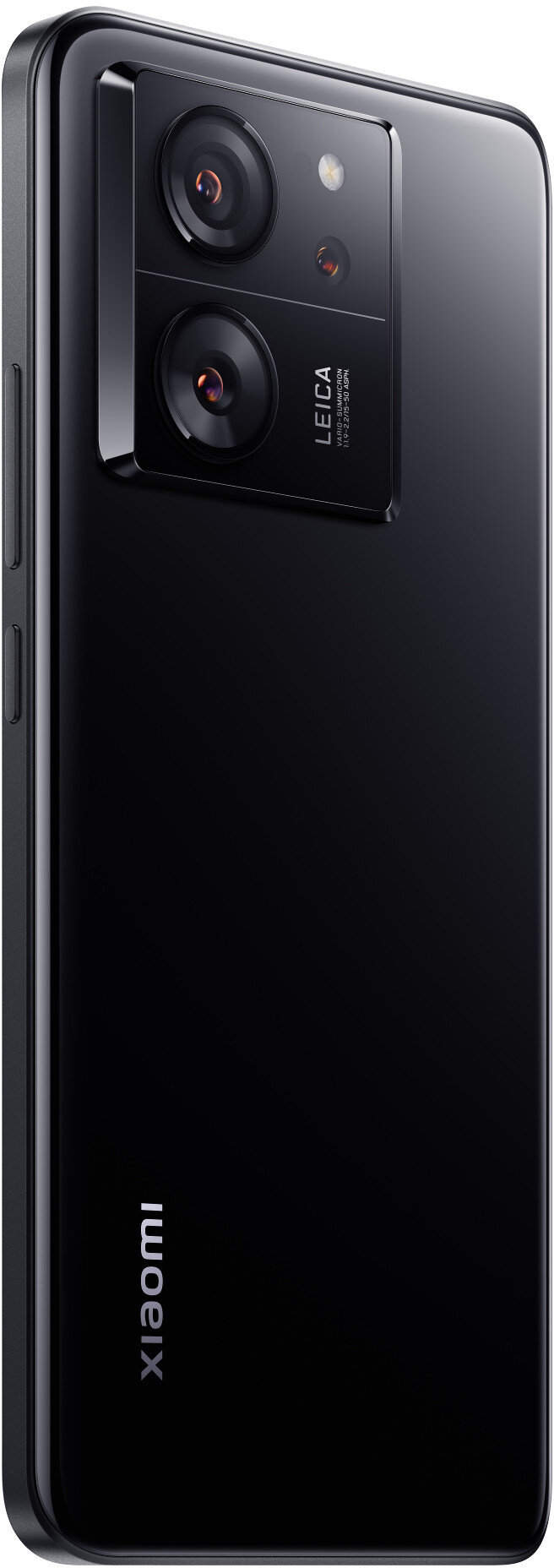 Czarny smartfon z aparatem Leica z tyłu, ustawiony pod kątem, aby pokazać bok.