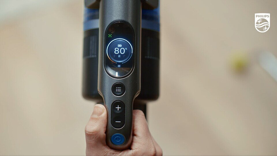 Zbliżenie uchwytu odkurzacza z cyfrowym wyświetlaczem pokazującym 80 stopni.