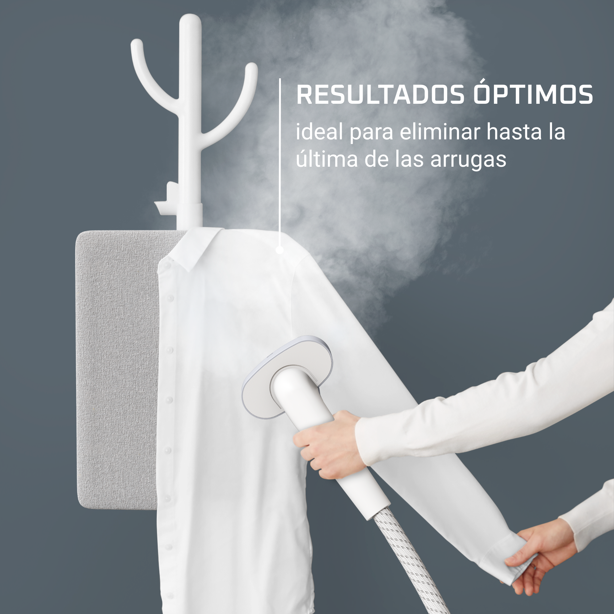 Una persona planchando una camisa blanca con una plancha de vapor y una tabla de planchar.