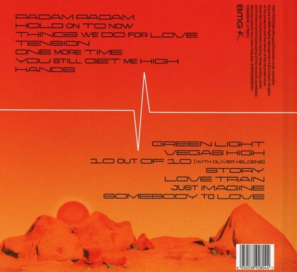 Rote Rückseite eines Albums mit Songtiteln, einer EKG-Linie und einer Wüstenlandschaft.